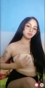 Cewek Tatoo pegang dada SugarLive