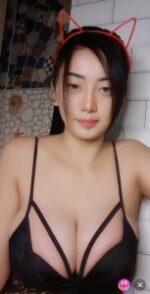 Emiko belahan dada mulus Mango Live