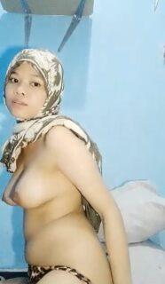 Qiqi Ukhti Jilbab pamerin toket bulat
