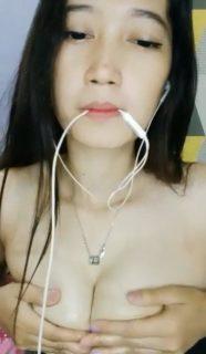 Zahra remas payudara depan kamera