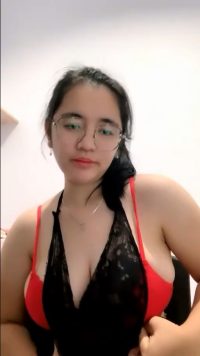 Rani belahan dada montok