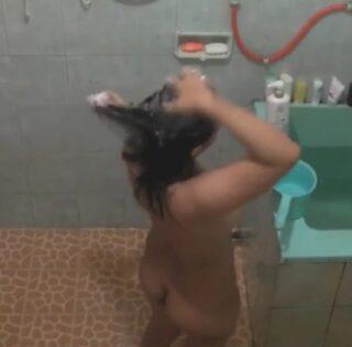 Intip Cewek tetangga pegawai swasta mandi