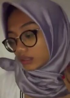 Ukhti Berkacamata Ngentot Pasrah