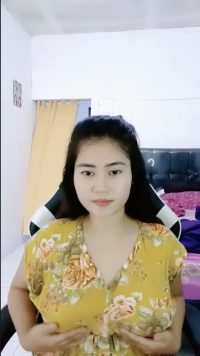 Yolla Elissa Belahan Dada Seksi Mulus