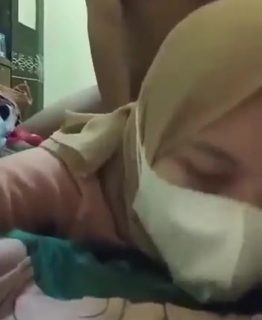 Cewek Jilbab Doggy lagi Tiduran