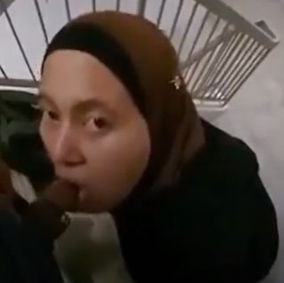 Ukhty Nyepong di Tangga Apartemen