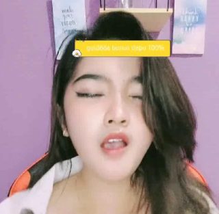 Temenin Rini Mendesah sambil Remas Susu