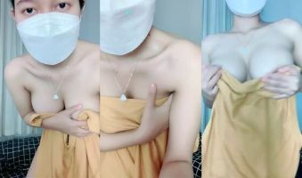 Kak Molly Toge Handuk Kuning