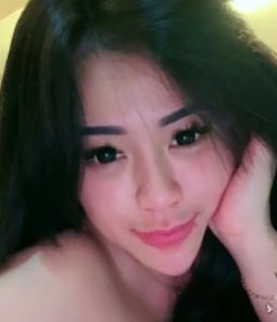 Meychen Pose Cantik Hot