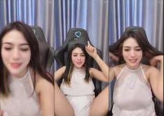 Kak Mozza Ngangkang Ahh