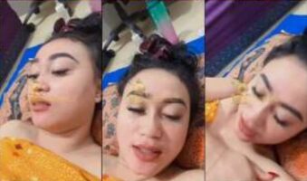 Viana Cantik Live sedang di Pijat