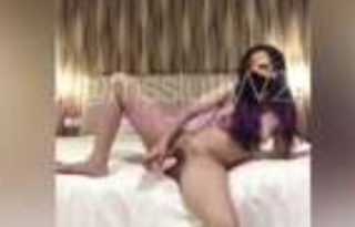 Ms SluttyVani Ngangkang pake Dildo Jumbo